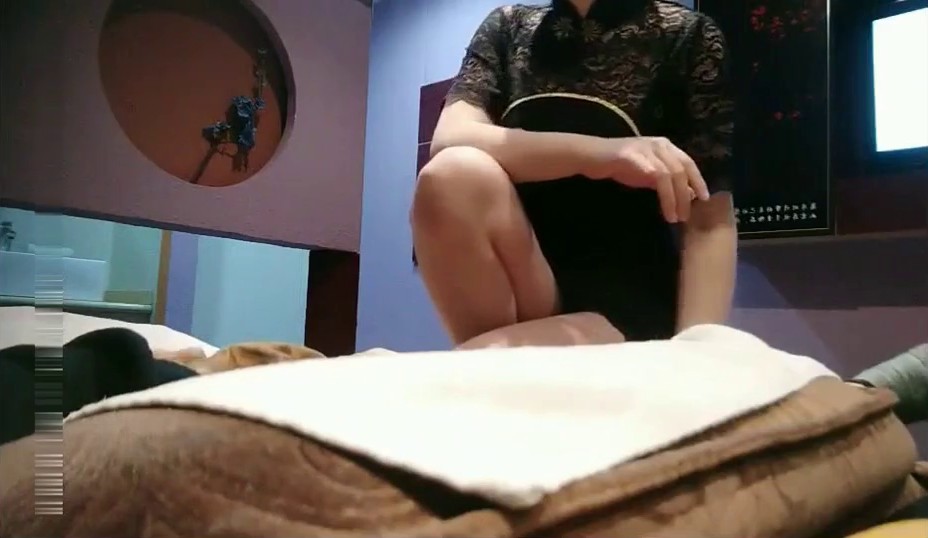 四哥去会所消遣让部长推荐个女技师（不肯脱衣服务）按摩然后再换个年轻漂亮的玩胸推口爆