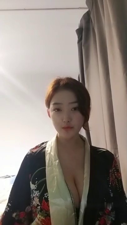 高颜值短发巨乳妹子穿和服露逼诱惑 脱光光露大奶近距离特写掰开逼逼看着非常诱人