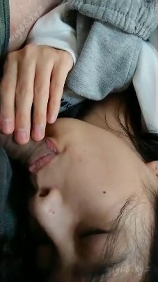 超嫩小女友,發育的不錯,睡熟中拿按摩棒玩嫩茓弄出白漿