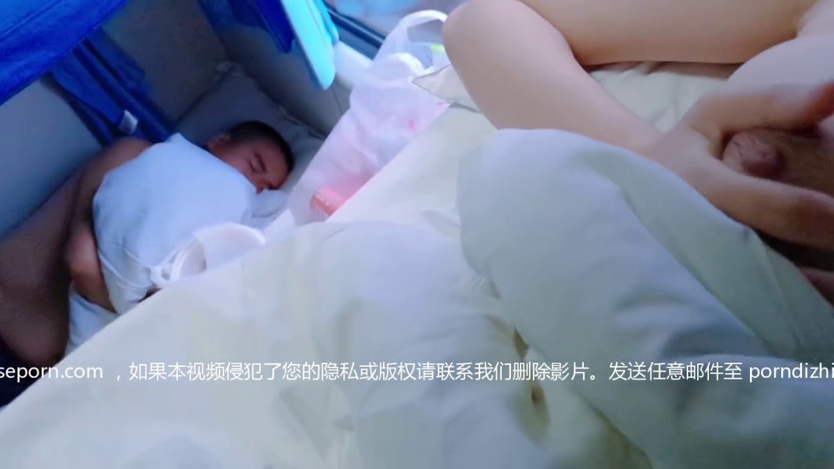 真刺激骚女火车卧铺上裸露巨乳捏奶头还发出发浪声对面下铺就有个大肚男人睡觉