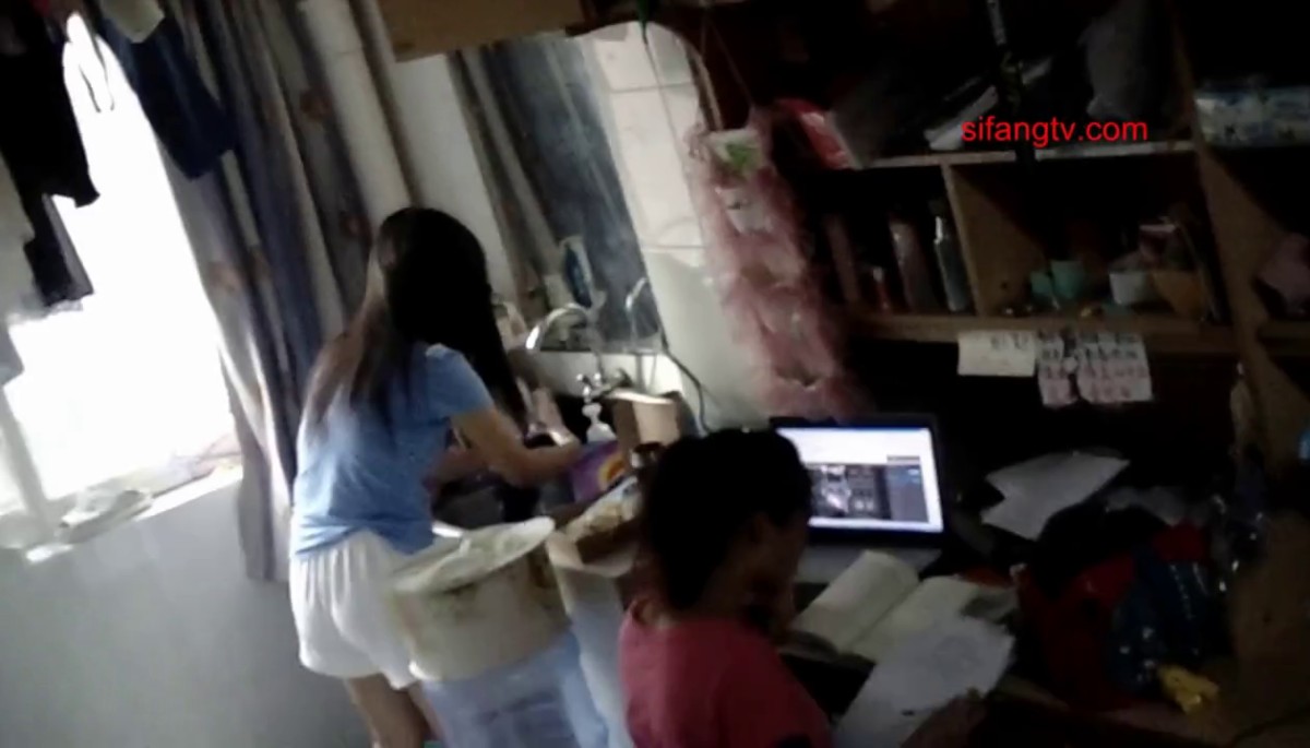 奇葩妹子专拍自己宿舍妹子洗澡上厕所睡觉走光镜头,还趁室友趴在桌子上睡觉把手机伸进衣领拍胸部