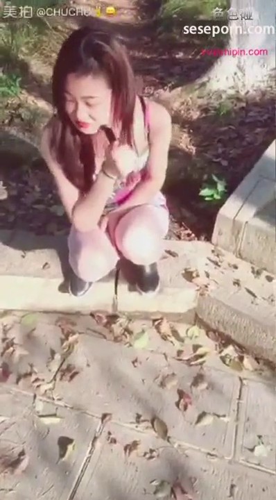 穿旗袍的性感美女爬山时不小心扭伤了脚被尾随的游客上前搭讪帮忙时受不了了诱惑强行啪啪野战,国语对白!