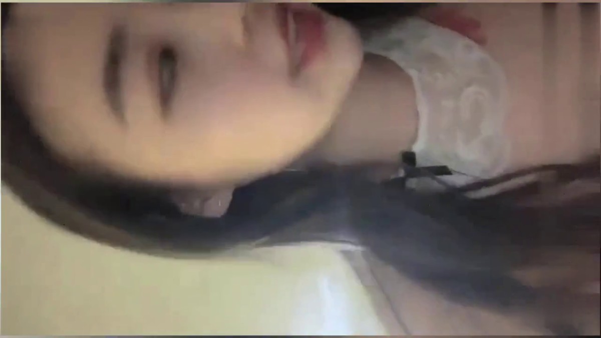 19岁美少女明星颜值长得像周慧敏，刚发育好穿着女仆情趣服被男友无套抽插粉穴强制内射