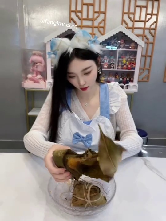 秀人超人气女神『杨晨晨』超长剧情新作《爆乳女神的晚餐》吃我还是吃粽子 高清