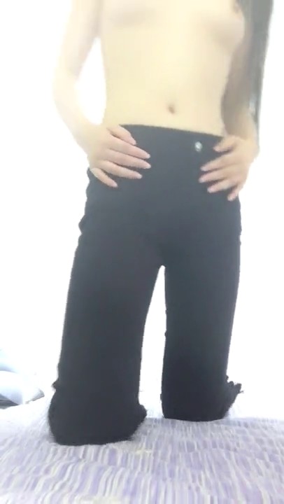 果贷美女特别版清纯小妹苏亚男在家揉胸摸美鲍 爽的不行还尿尿给老板看