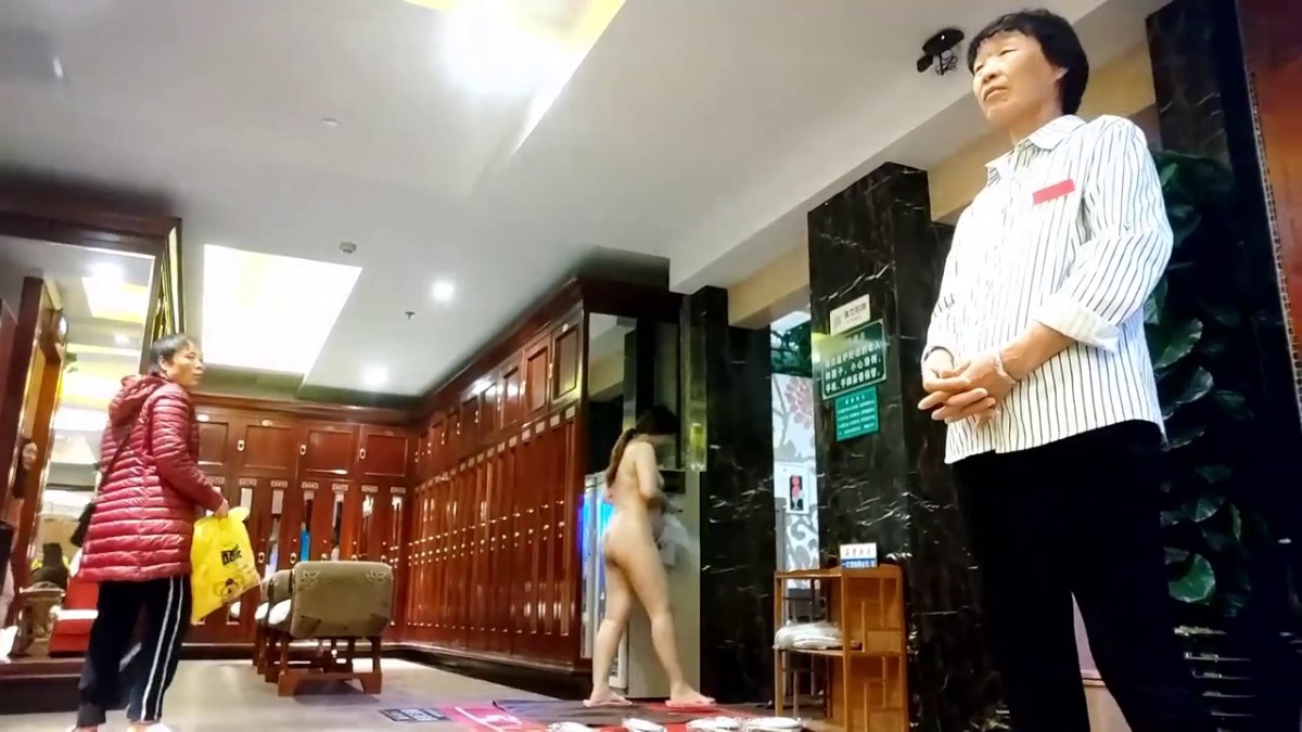 六月最新流出 温泉洗浴会所更衣化妆间偷拍各路美女电吹风头发的大腿纹身少妇