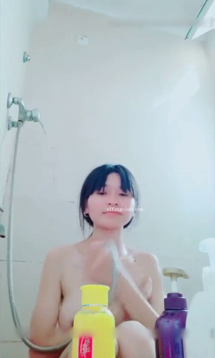 白嫩萝莉18岁小妹在宿舍和男友朋友直播，男友劝说她直播赚钱，蜜桃粉红极品，原生态腋毛都没刮