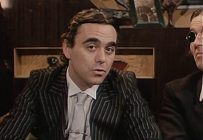 白嫩大眼萌妹温泉直播让人摸奶摸逼，还给别人打飞机这小哥不知道有没有幸福来敲门的感觉