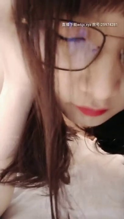 【淫乱眼镜娘】杭州大二学生，勾搭按摩技师，身材苗条鲍鱼粉嫩，对白淫荡挑逗，超近距离拍摄掰开的小逼