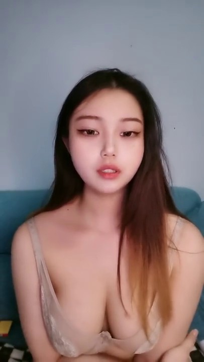 新人下海气质妹妹！收费房秀一波！肉肉身材柔软奶子，掰穴跳蛋塞入，爽的高潮流白浆