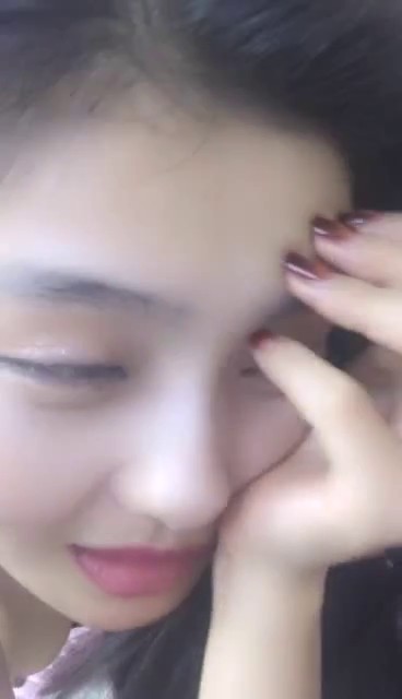 火辣人妻蜜汁丝袜先吃雪糕再吃鸡巴，露脸直播啪啪大秀短粗鸡巴直接深喉插入小嘴，被舔骚逼浪叫，压在身下干到求饶