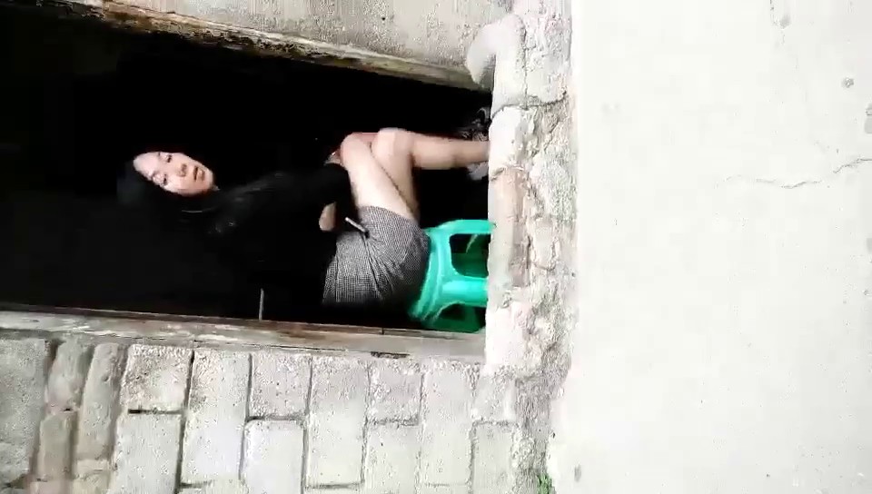 探花小巷子小哥城中村扫街第一视角牛仔短裤高跟美女+路边专心玩手机阿姨