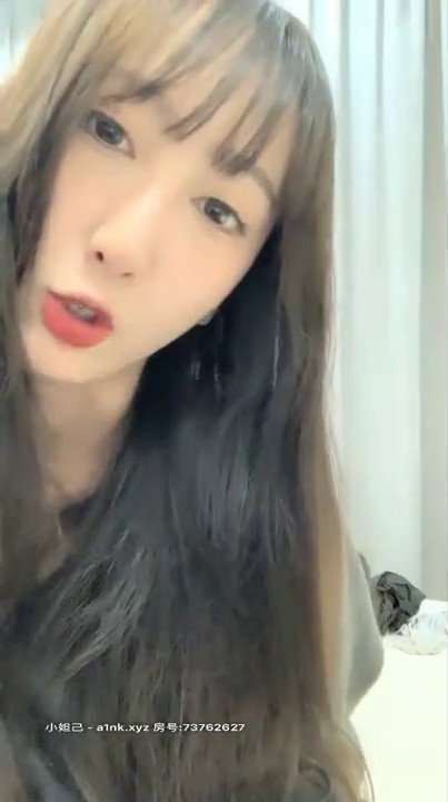 -绝美清纯反差少女下海直播「泡泡咕」罕见啪啪视频流出！情趣黑丝女神被纹身小哥无套暴力打桩，真叫人心疼.