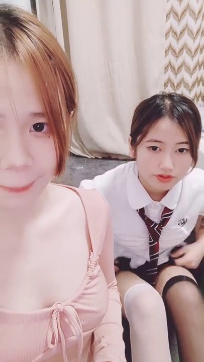 清纯系天花板！颜值美少女颜宝！漂亮闺蜜收费双女秀，白嫩极品美乳，粉嫩小穴道具互插