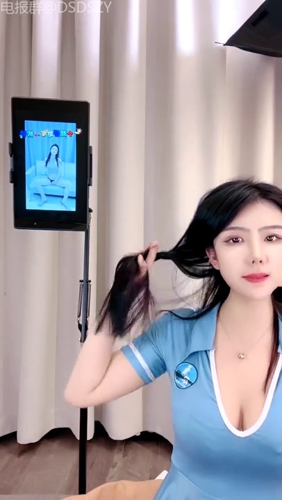 2月高颜值姐妹花车模「莎莎」带闺蜜和榜一大哥3P深入交流，两个大长腿轮流坐屌，骚话连连，后入打桩边干边喷