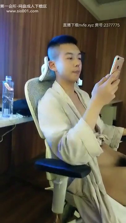 风骚少妇跟2个精壮小伙子的淫荡一夜，跳蛋自慰骚穴淫水喷涌，前后夹击撅起翘臀疯狂抽插，视角独特拍摄手法专业不输AV