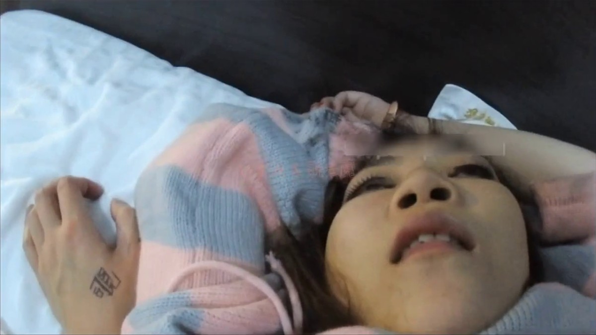 女神级性感气质大美女和2网友吃完夜宵K哥喝多了被带到酒店2人轮流啪啪,边操边用手机拍,干完还把她衣服穿好!