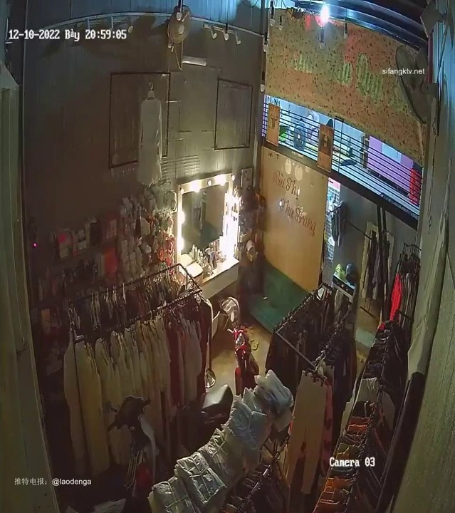 最新流出黑客破解摄像头偷拍 服装店小姐姐日常试衣及跟男友打烊后在店内啪啪2_(new)