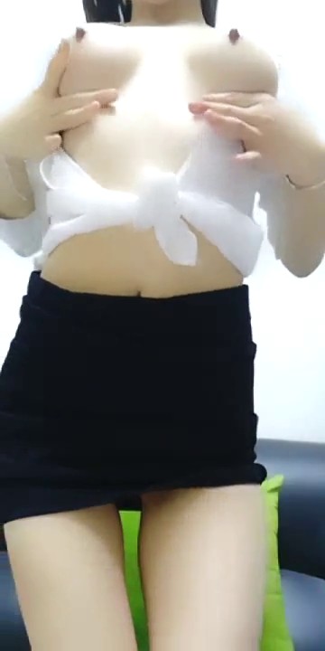 新来的大美妞网红校花小芒果，露脸职业装包臀裙很性感，玩的性起奶头都立起来了，干净的小逼逼看着就想草她