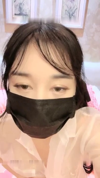 娇小身材萌妹子【小野猫】丁字裤沙发上翘着屁股，按摩器小震动棒插入自慰，很是诱惑喜欢不要错过