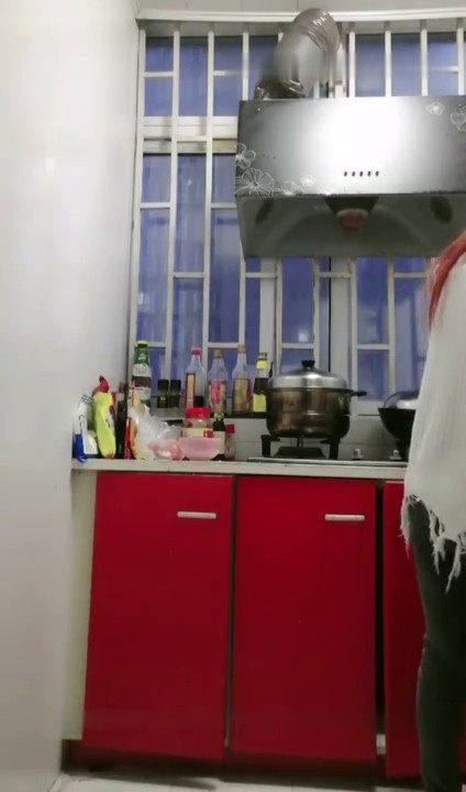 趁大哥不在家 嫂子在厨房做饭 软磨硬泡终于把嫂子搞上手 无套啪啪 最后口爆射精