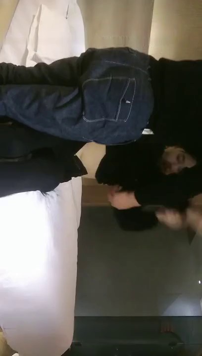 老哥【雀儿漫天飞】约了个高颜值01年妹子TP啪啪，上位骑乘床边后入猛操，很是诱惑喜欢不要错过