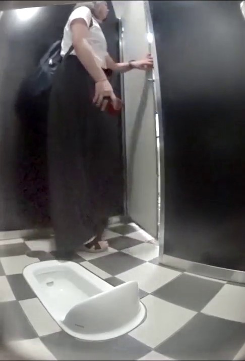 外站最新流出商场马赛克蹲厕偷拍不少衣着前卫的美女嘘嘘白裙妹子往大腿拼命喷不明物体