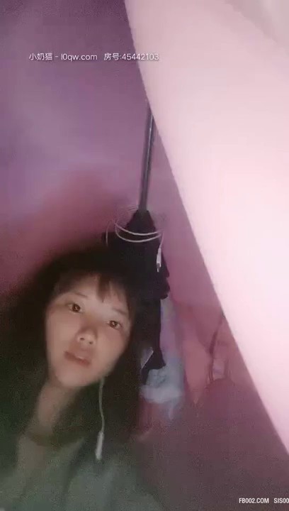 2020.10.26，带你偷窥真实大学女生宿舍，【学妹直播赚学费】护理专业大一，中午偷拍室友，蚊帐自慰，浴室洗澡，真实刺激