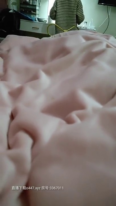 2020.2.25【陪读上网课的寂寞家庭主妇】儿子上网课，小少妇逼里塞着跳蛋，课间的时候到浴室露出粉白的大乳房，真实刺激挑逗