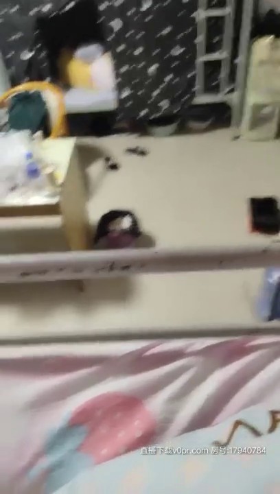 2020.8.9，带你偷窥真实大学女生宿舍，【学妹直播赚学费】护理专业大一，暑假实习在校，中午偷拍室友，蚊帐自慰，真实刺激