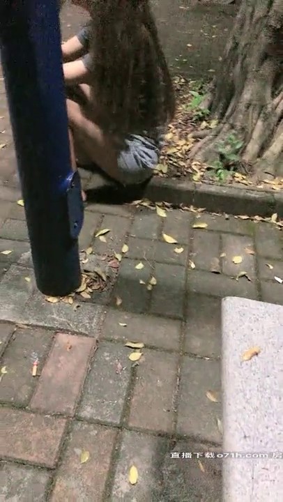 2020.9.3，凌晨，杭州街头，【户外蔓蔓】妙龄少女跟男友到男厕所啪啪，街头跳蛋露出，伴着虫鸣声交合别有一番感觉