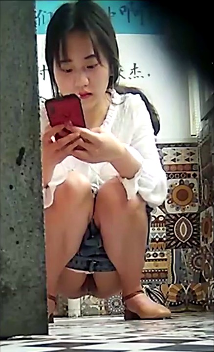 2021三月新流出厕拍大神酒吧全景无门女厕偷拍第2季❤️，清一色年轻小姐姐颜值都不错人美逼漂亮很有撸点