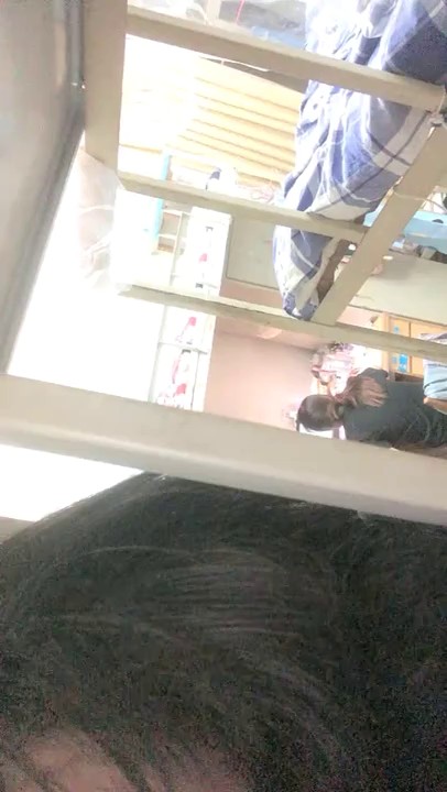 2021.6.17，真实大学女生寝室，【大学生活好】，室友刷综艺，学生妹床上抠穴，现在的00后们太疯狂，一晚上赚几千