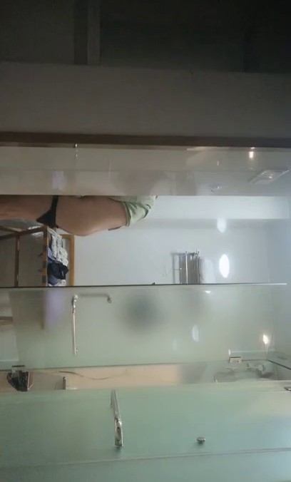 2021.9.25，【厦门帝王会所探花】，眼镜妹，娇小00后小萝莉，小鸟依人相拥共浴，小伙喜欢抠穴闻一闻，69啪啪干高潮