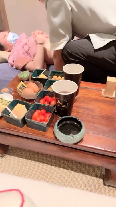 2022.1.8，【黛西老师】，真实SPA按摩店偷拍，男人的梦想职业，隔壁床的良家小少妇，爽得开始揉胸呻吟