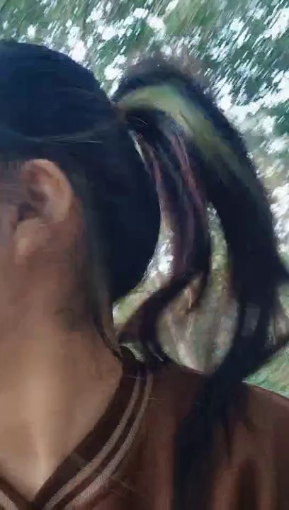 【新片速遞】2022.2.24，【有奶水的小少妇】，农村小媳妇，留守在家寂寞了，跑到小树林里，挤奶水，抠骚逼，紧张刺激