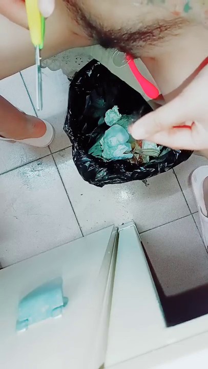 【無水印原版---新片速遞】2022.3.31，【大三丫头】，成都某大学，课堂下露逼，厕所撒尿，回寝室自慰，小骚货真是会玩3