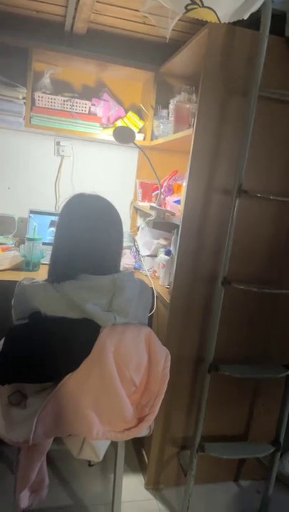 【無水印原版---新片速遞】2022.4.18，【女大学生宿舍】，封校中，下午宿舍集体刷剧，偷拍室友，厕所露出大奶子