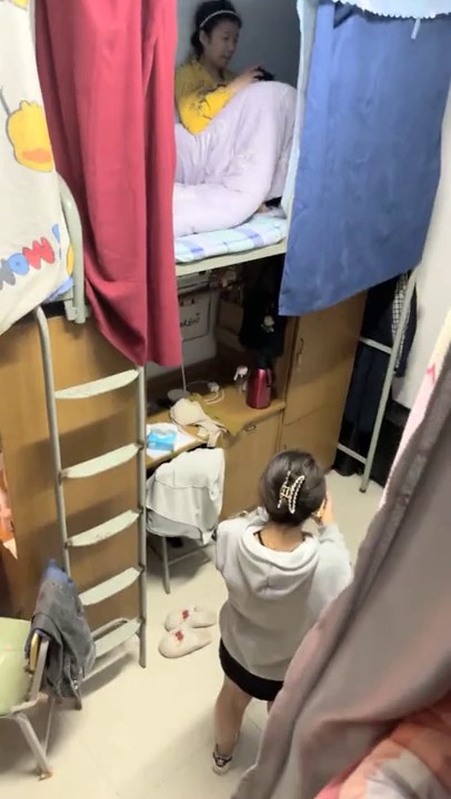 【無水印原版---新片速遞】2022.4.22，【大学宿舍的乐趣】，沉浸式偷窥女大学生，打游戏聊八卦，蚊帐内极品粉穴