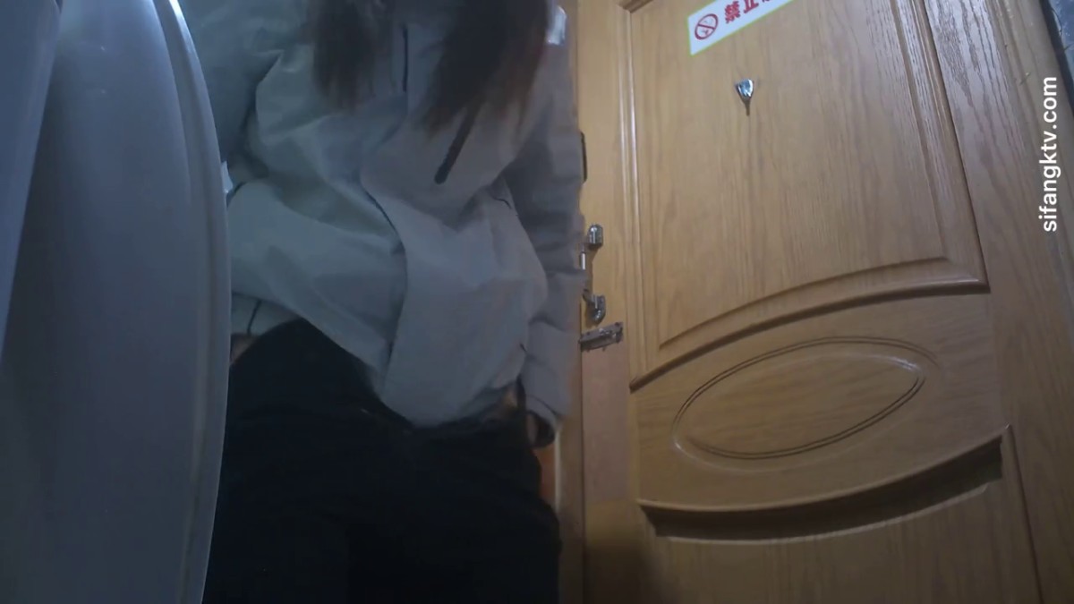 2022一月私房大神最新流出 步行街商场全景后拍美女撅着屁股尿尿第二期4K高清原版