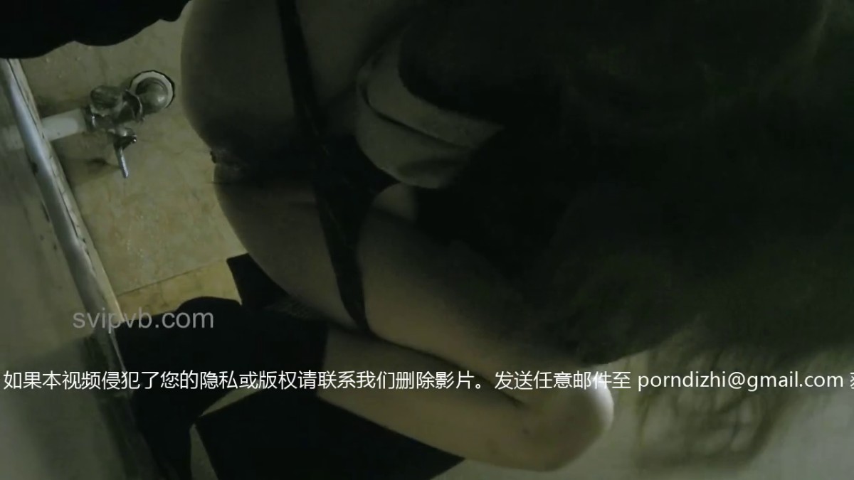 2022一月最新流出夜总会KTV女厕偷拍几个小姐尿尿 黑衣小妹蹲姿有趣4