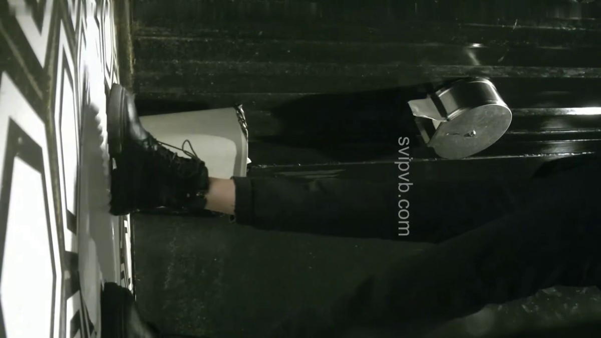 2022二月最新流出夜总会KTV女厕偷拍小姐尿尿 黑色皮衣小姐姐优雅尿姿两颗小眼珠不停的摆动