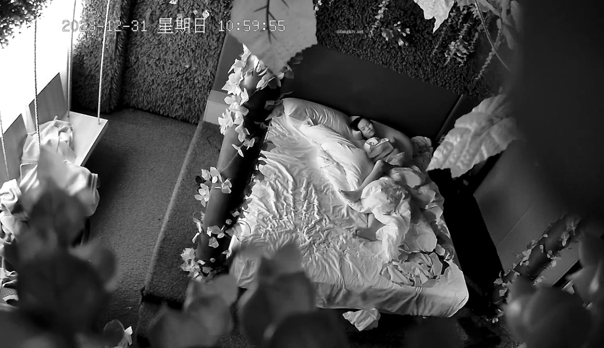 2024-1-3流出酒店森林绿叶房偷拍 高颜值美女酒后和男炮友开房睡醒 舔硬鸡巴坐上就开干