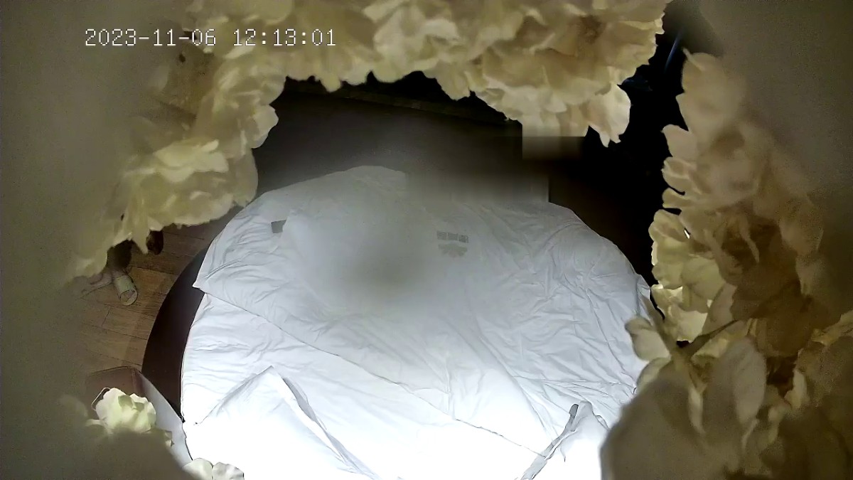 2023-11-6流出酒店偷拍 听话女友跪着给男友舔鸡巴被男友掰开骚穴录像给别人分享也不反抗