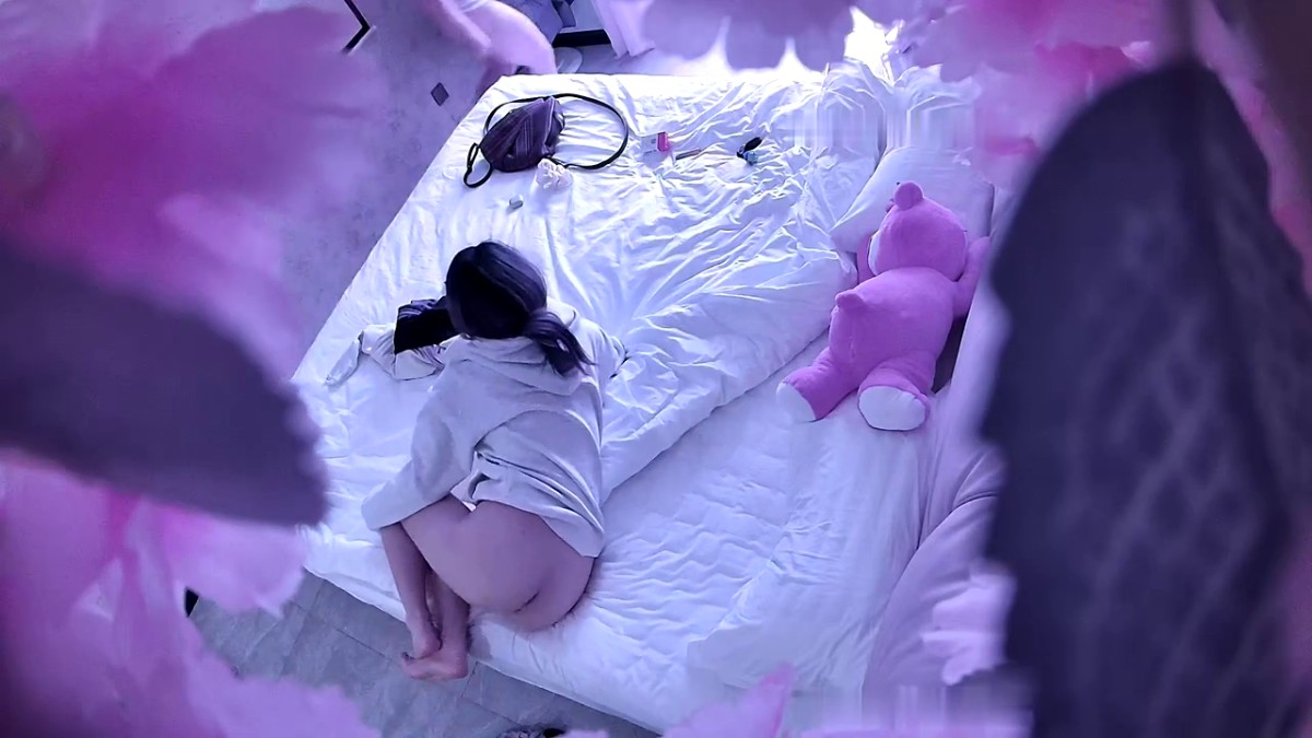 2023-12-30新流出酒店偷拍 饥渴大学生情侣进门5分钟衣服都没脱干净直接开操 暴力抽插内射