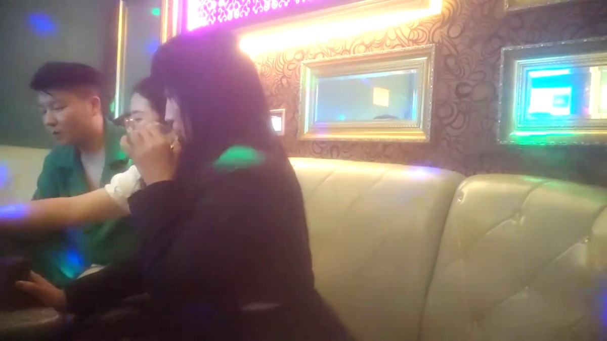 2023.5.13，【换妻极品探花】，人妻可遇不可求，KTV唱歌，酒店开房，玩惩罚游戏，夫妻6P交换混操2