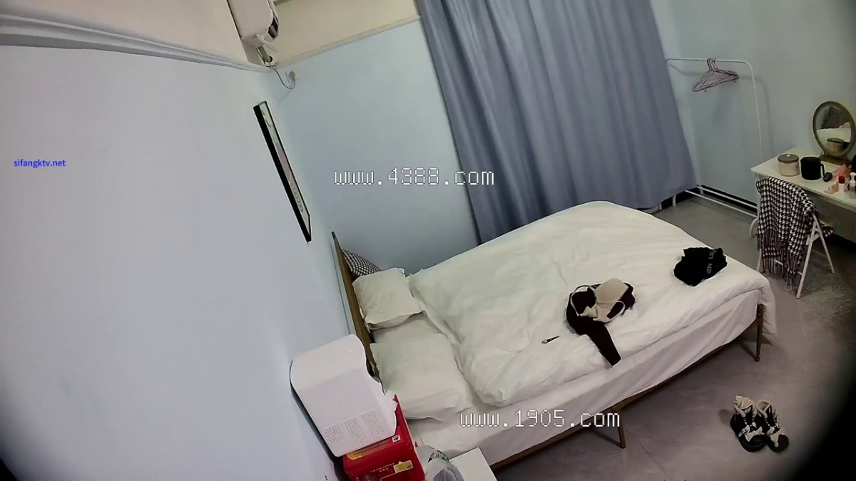 2024-1-12新流出酒店钟点房偷拍 大学生情侣不知是谁的白月光终究逃不过长发文艺青年