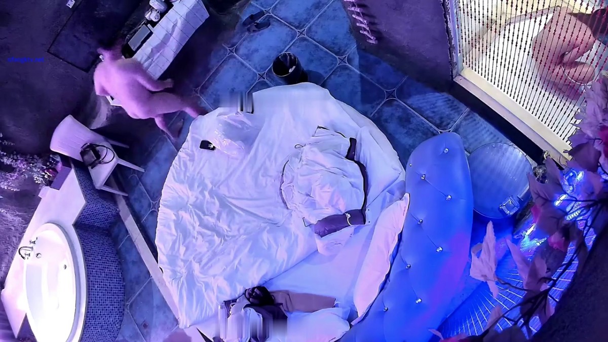 2024-1-3新流出酒店浴缸房偷拍 一边刷视频一边做爱的情侣小哥有点菜没噗哧几下就射了