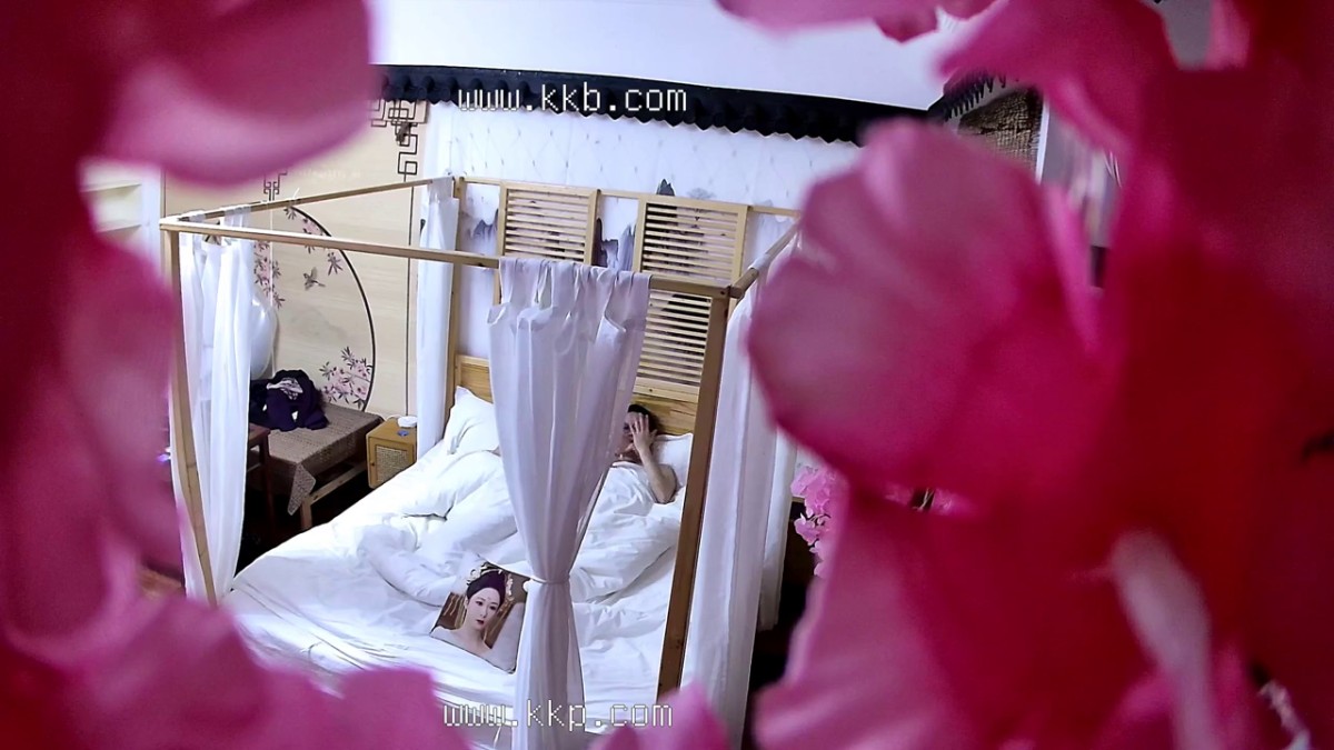 2024.2.03，【酒店偷拍】，中年人的偷情，激情一刻的放纵，这对野鸳鸯看来没少干这事，轻车熟路