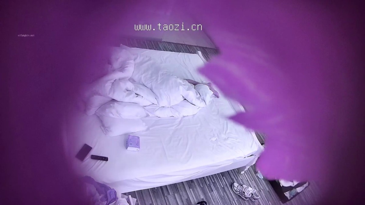 2024-3-31新流出酒店偷拍 异地相聚的学生情侣带着行李来开房草完逼匆匆离开